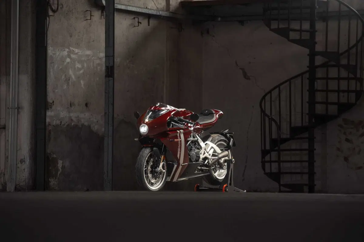 MV Agusta Superveloce 98: ode al passato (10)