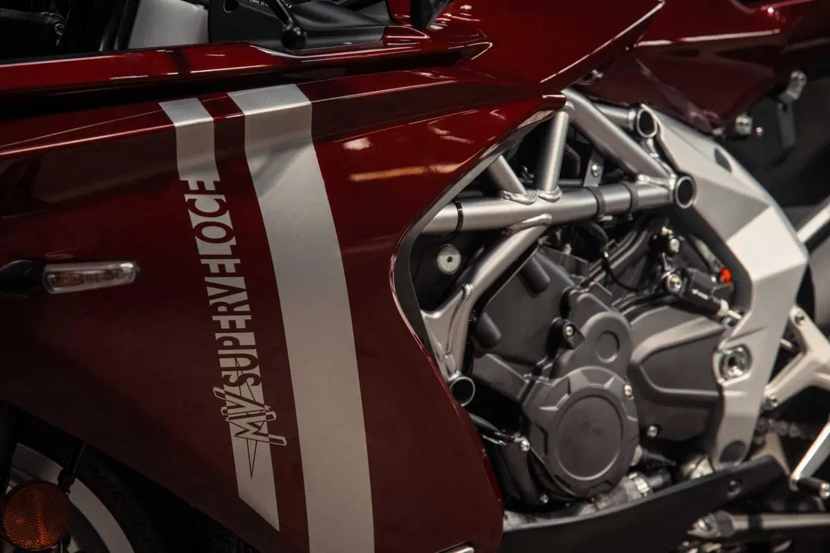 MV Agusta Superveloce 98: ode al passato (14)