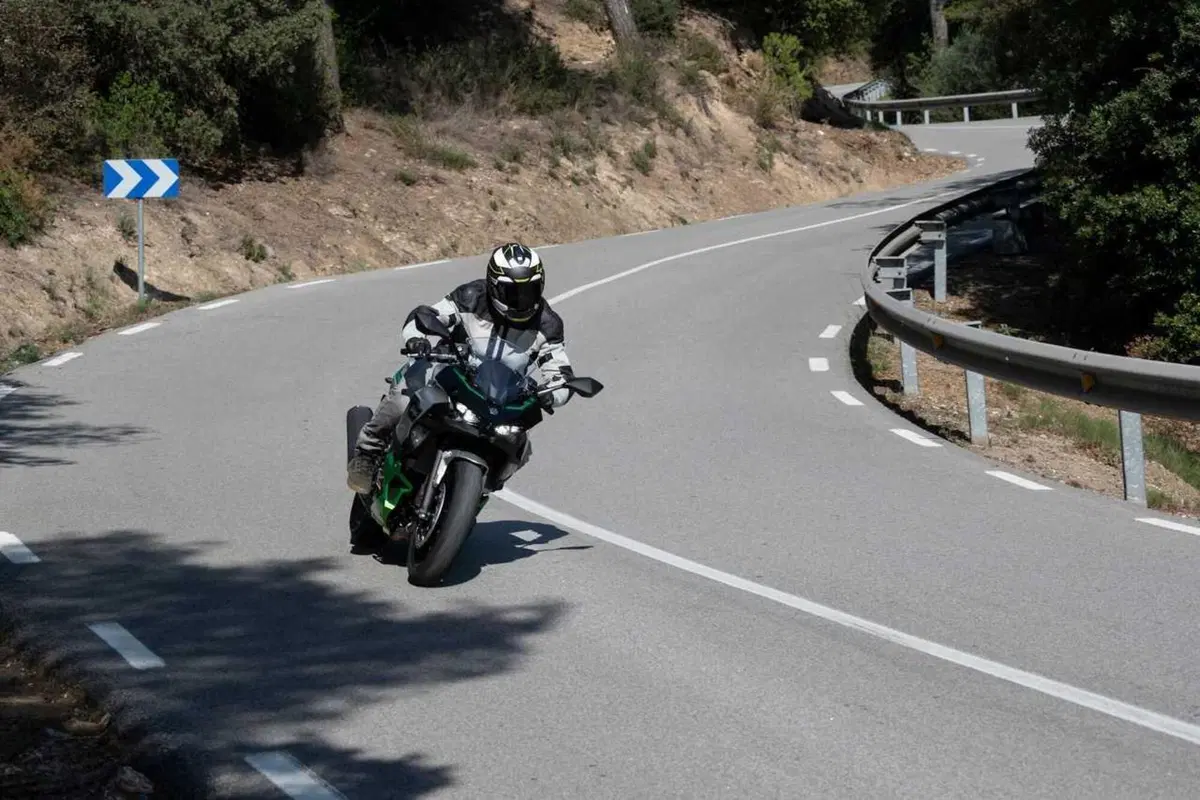 Kawasaki Ninja 7 Hybrid: il TEST della prima moto ibrida al mondo! (94)