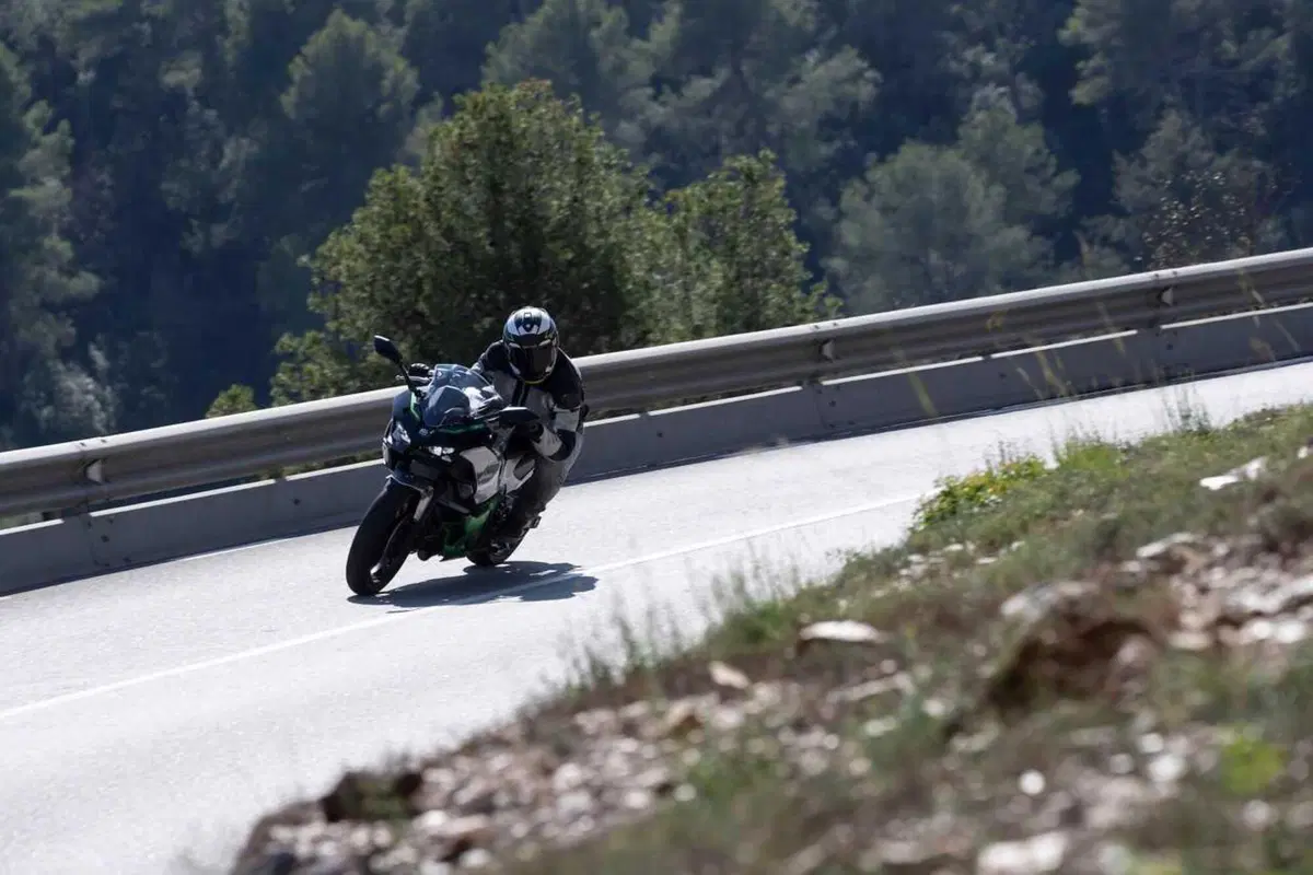 Kawasaki Ninja 7 Hybrid: il TEST della prima moto ibrida al mondo! (95)