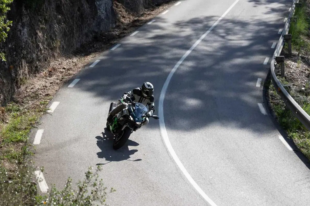 Kawasaki Ninja 7 Hybrid: il TEST della prima moto ibrida al mondo! (97)