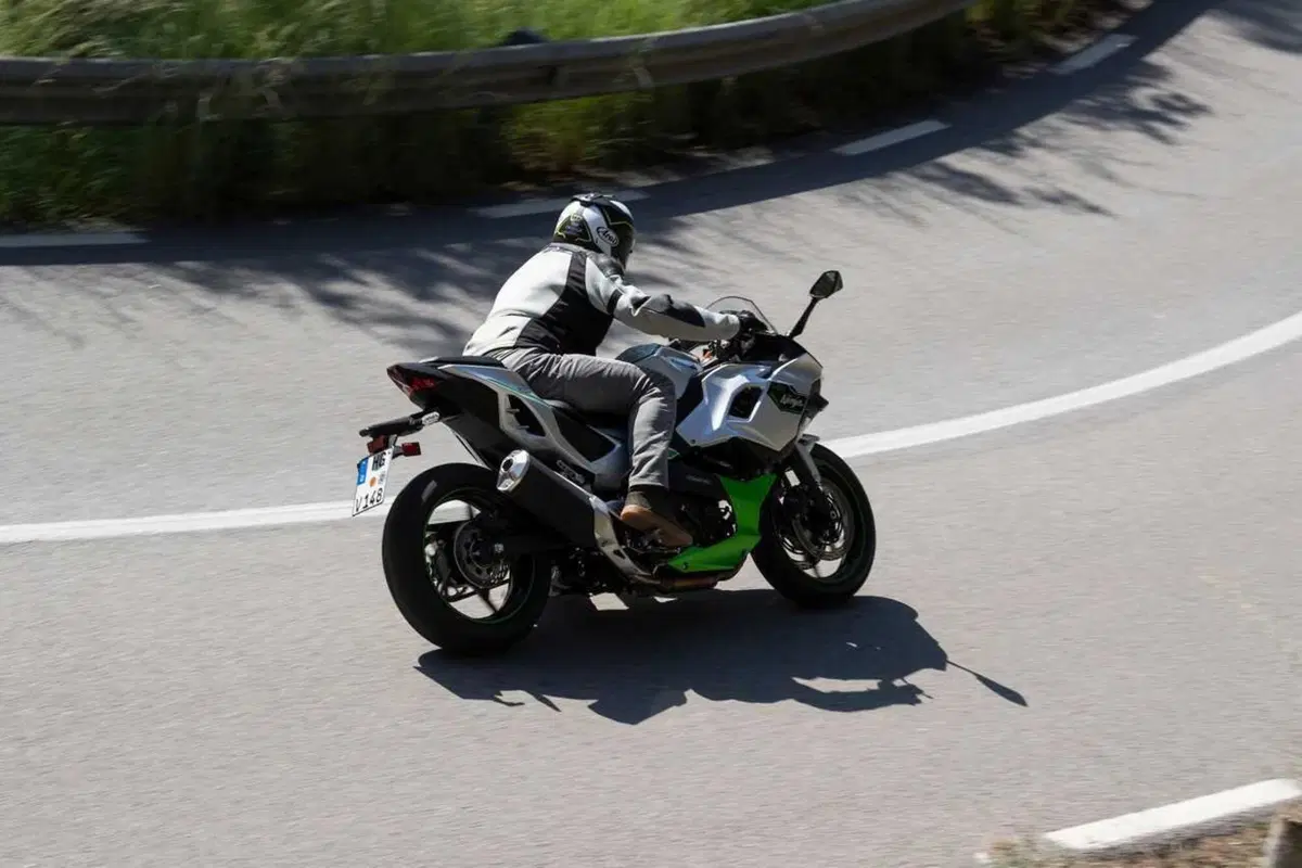 Kawasaki Ninja 7 Hybrid: il TEST della prima moto ibrida al mondo! (99)