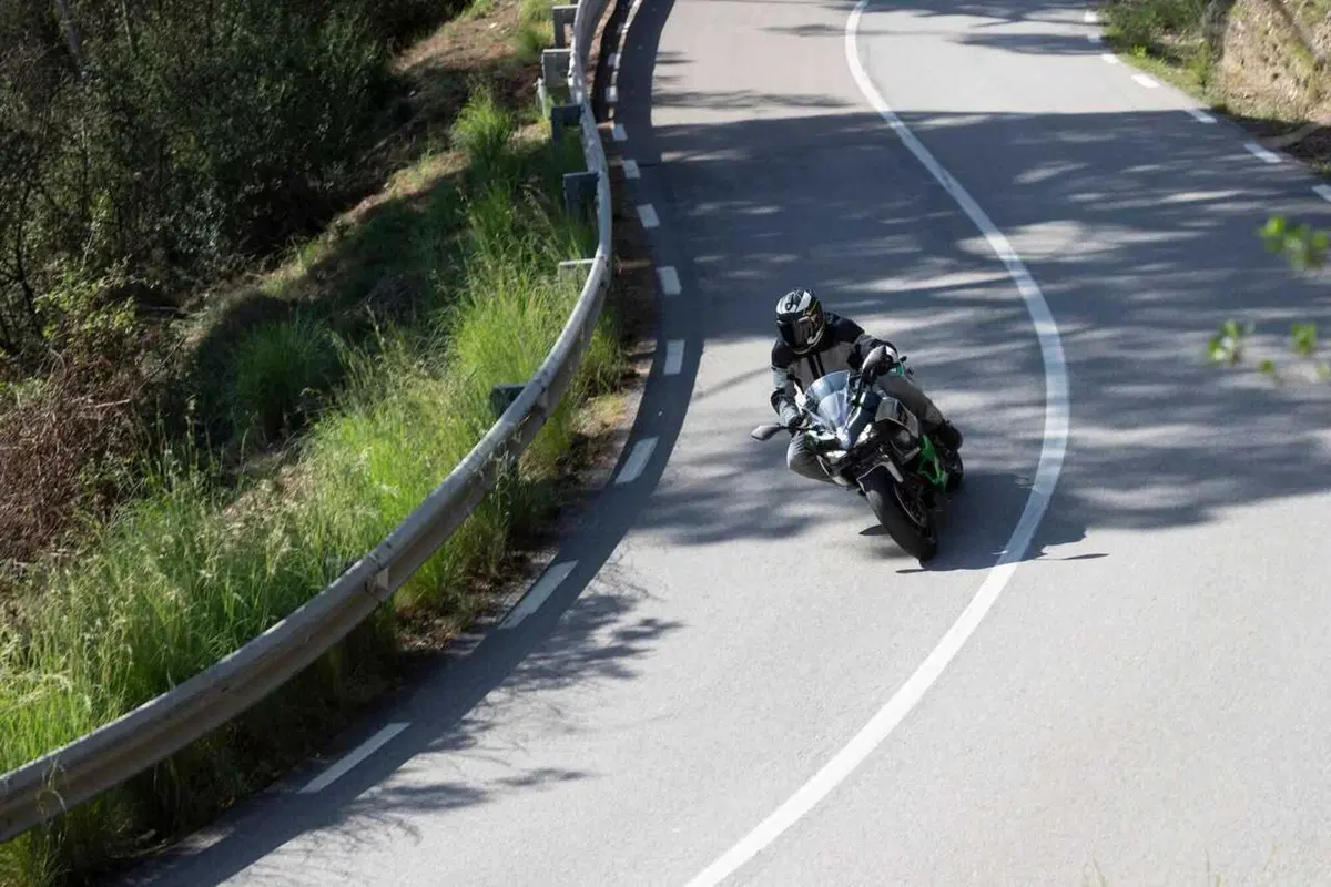 Kawasaki Ninja 7 Hybrid: il TEST della prima moto ibrida al mondo! (103)