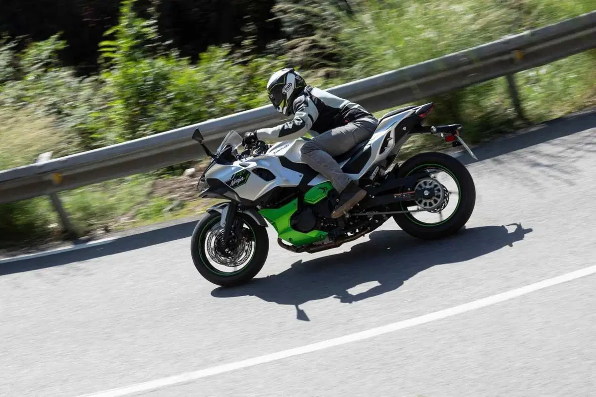 Kawasaki Ninja 7 Hybrid: il TEST della prima moto ibrida al mondo! (100)