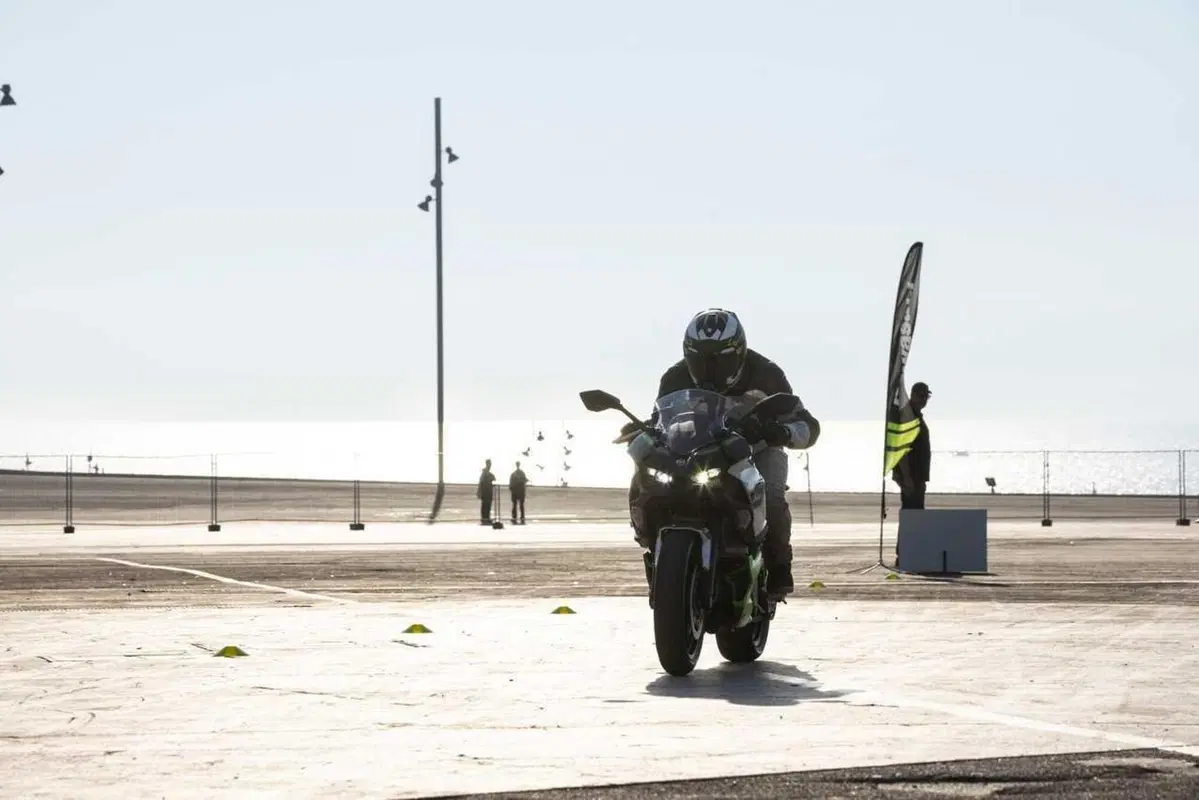 Kawasaki Ninja 7 Hybrid: il TEST della prima moto ibrida al mondo! (106)