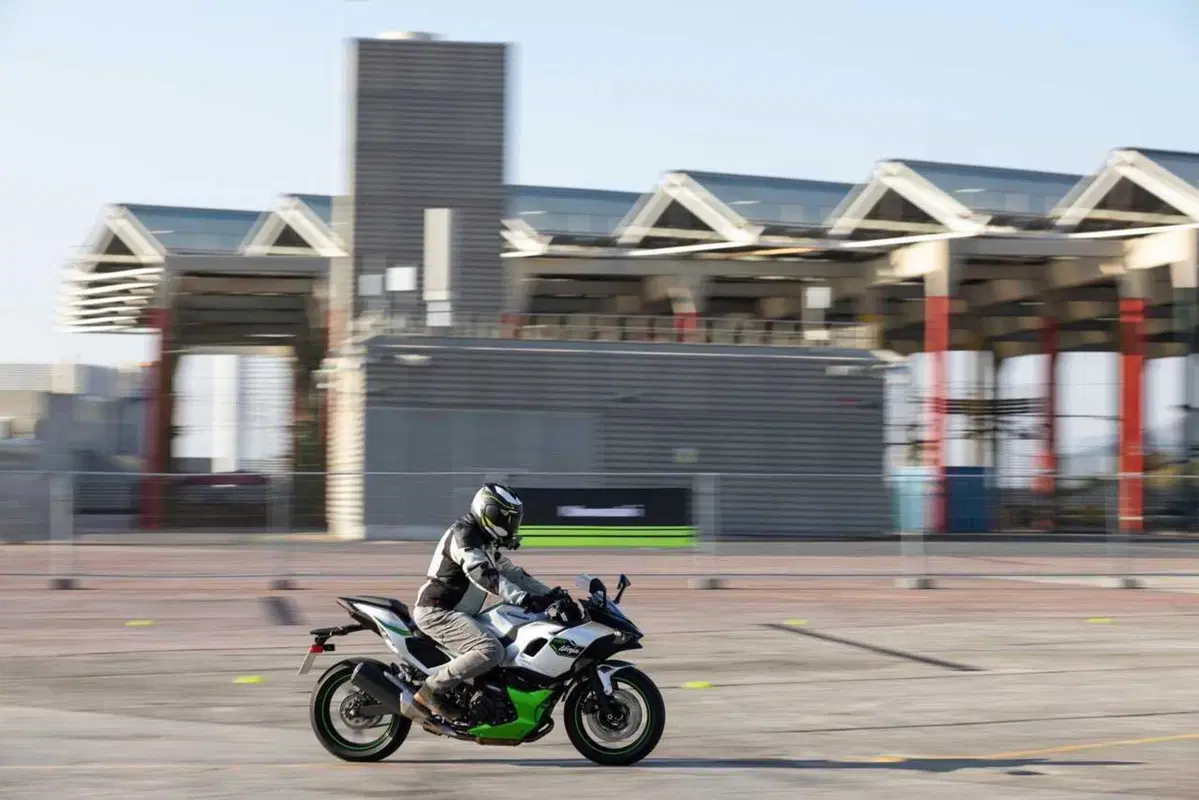 Kawasaki Ninja 7 Hybrid: il TEST della prima moto ibrida al mondo! (109)