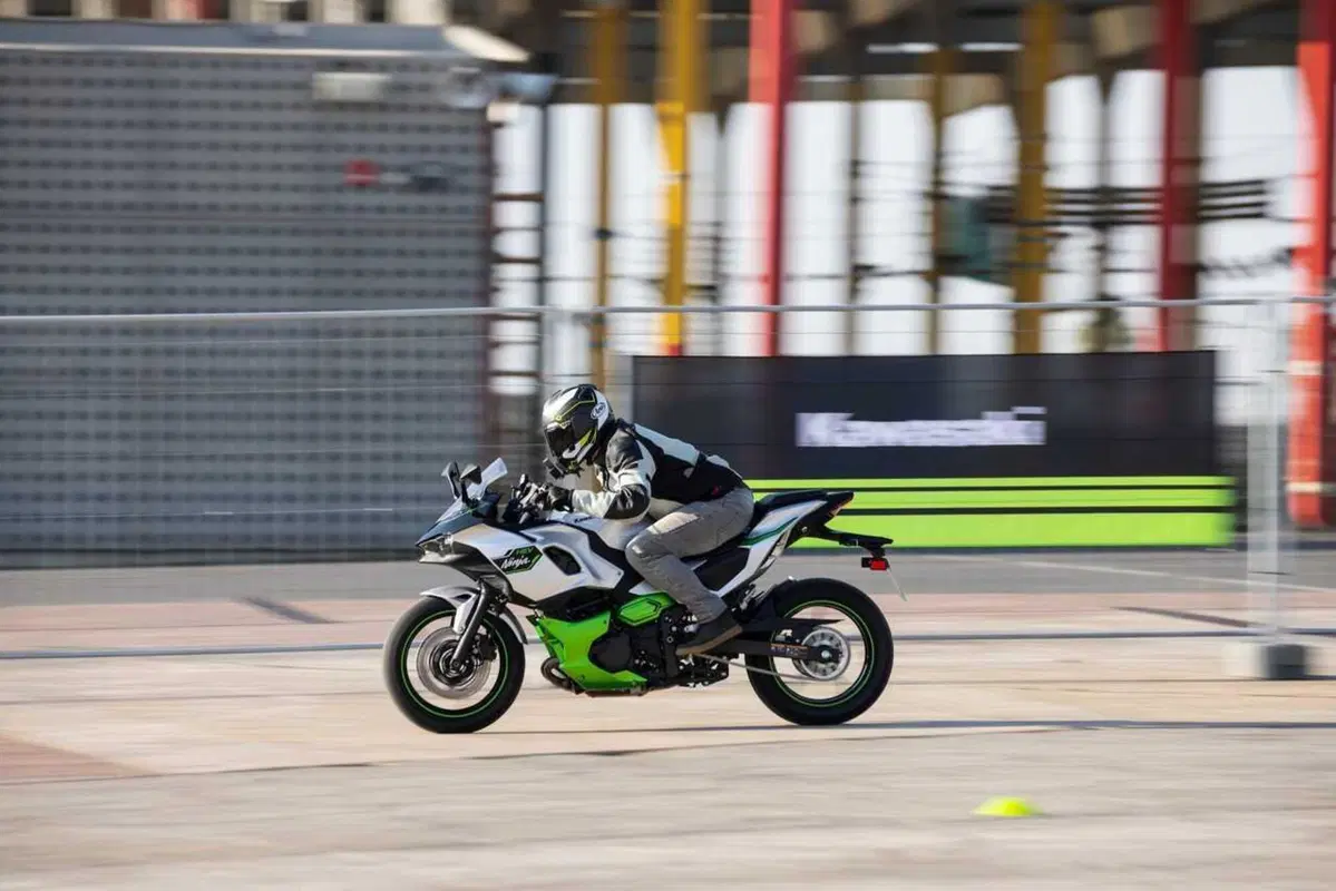 Kawasaki Ninja 7 Hybrid: il TEST della prima moto ibrida al mondo! (110)