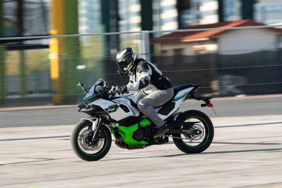 Kawasaki Ninja 7 Hybrid: il TEST della prima moto ibrida al mondo! (108)