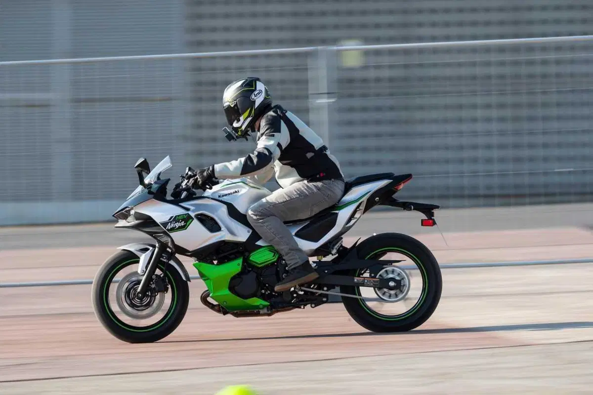 Kawasaki Ninja 7 Hybrid: il TEST della prima moto ibrida al mondo! (111)