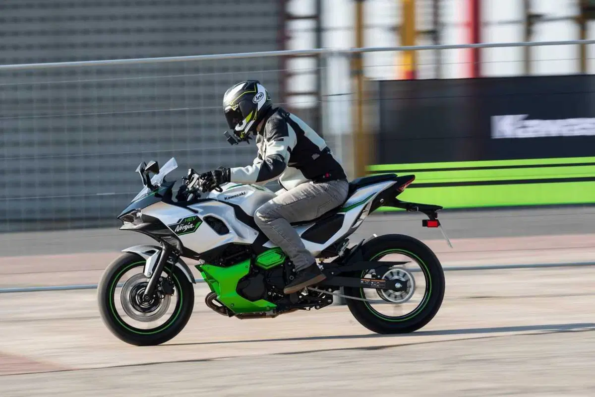 Kawasaki Ninja 7 Hybrid: il TEST della prima moto ibrida al mondo! (114)
