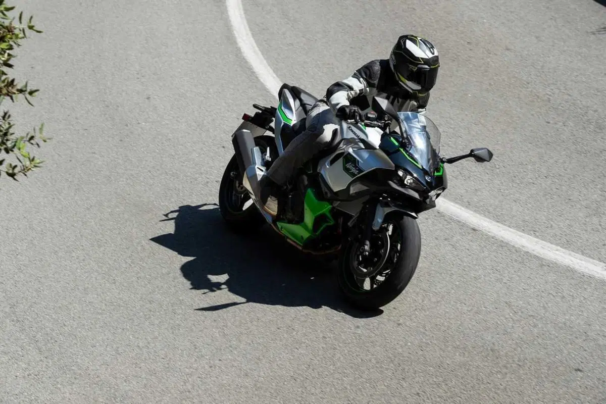 Kawasaki Ninja 7 Hybrid: il TEST della prima moto ibrida al mondo! (124)