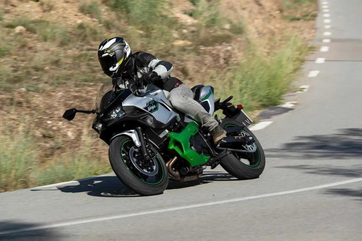 Kawasaki Ninja 7 Hybrid: il TEST della prima moto ibrida al mondo! (129)