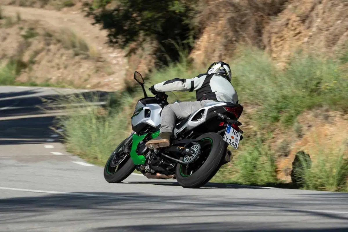 Kawasaki Ninja 7 Hybrid: il TEST della prima moto ibrida al mondo! (130)