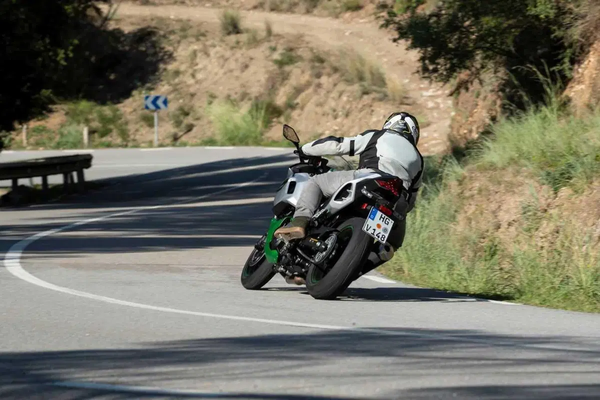 Kawasaki Ninja 7 Hybrid: il TEST della prima moto ibrida al mondo! (125)
