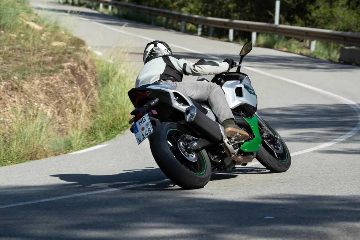 Kawasaki Ninja 7 Hybrid: il TEST della prima moto ibrida al mondo! (132)