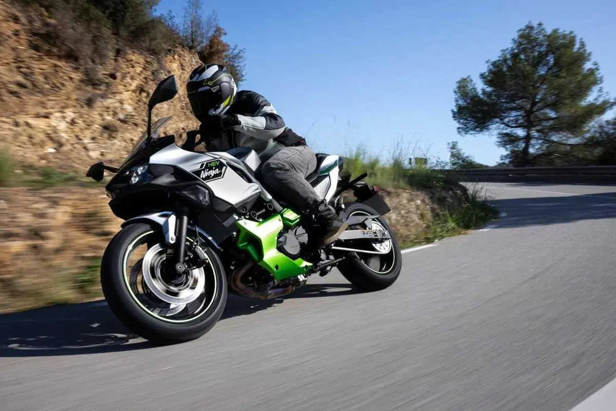 Kawasaki Ninja 7 Hybrid: il TEST della prima moto ibrida al mondo! (134)