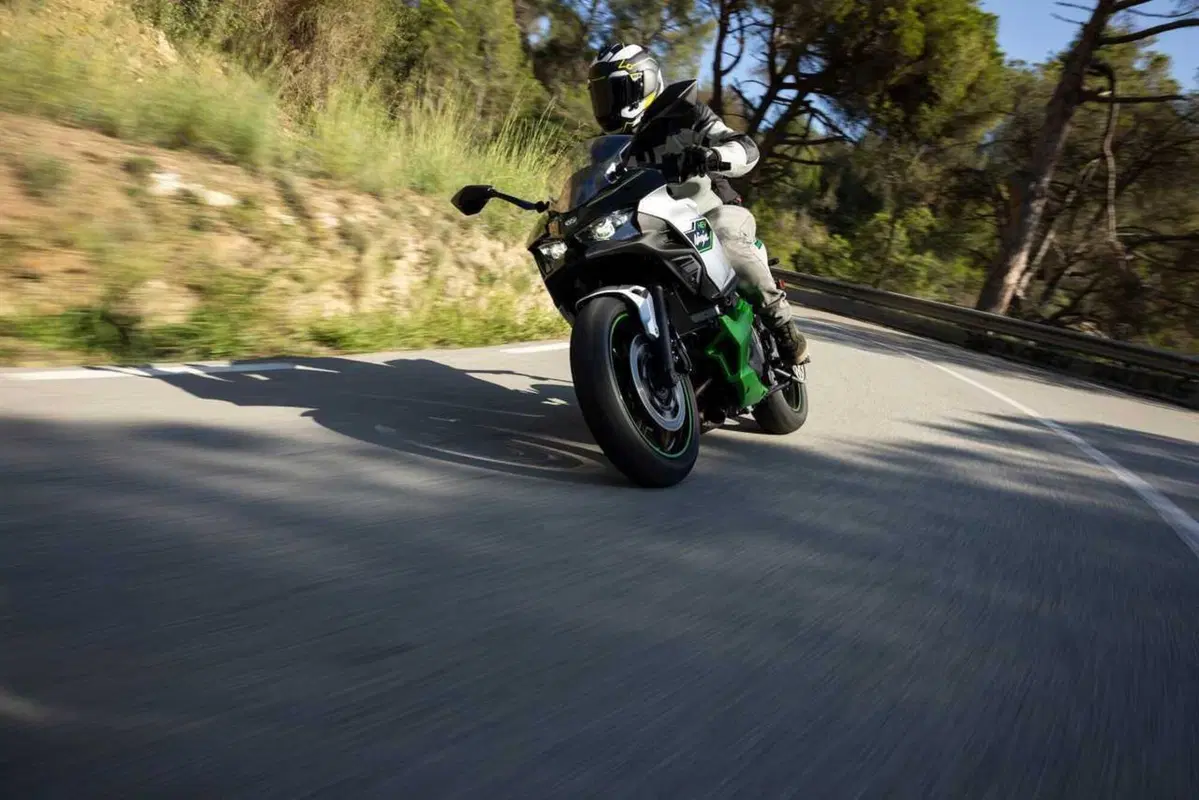 Kawasaki Ninja 7 Hybrid: il TEST della prima moto ibrida al mondo! (136)
