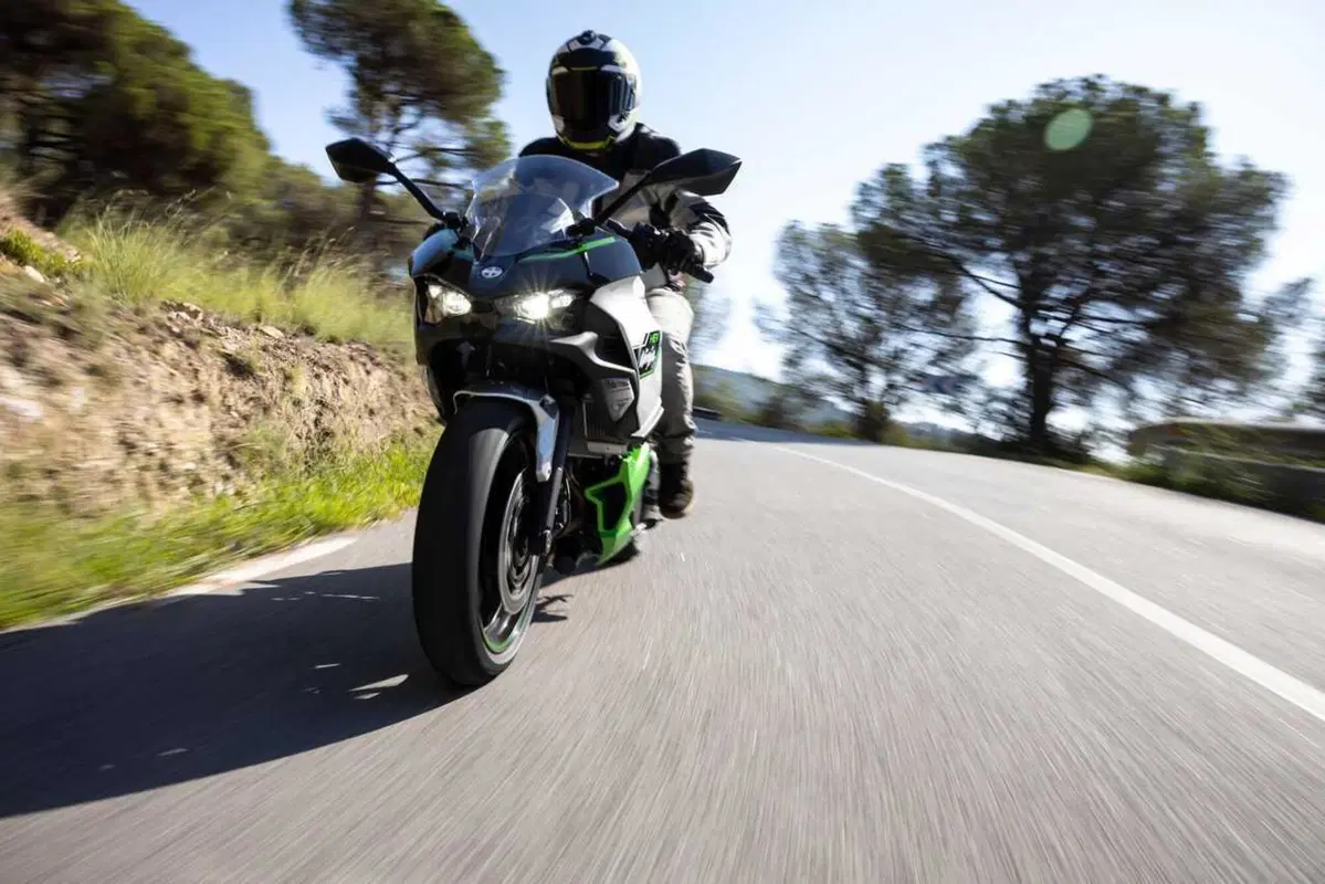 Kawasaki Ninja 7 Hybrid: il TEST della prima moto ibrida al mondo! (140)