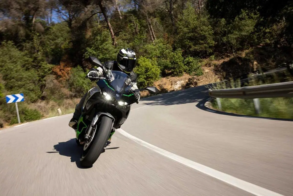 Kawasaki Ninja 7 Hybrid: il TEST della prima moto ibrida al mondo! (141)