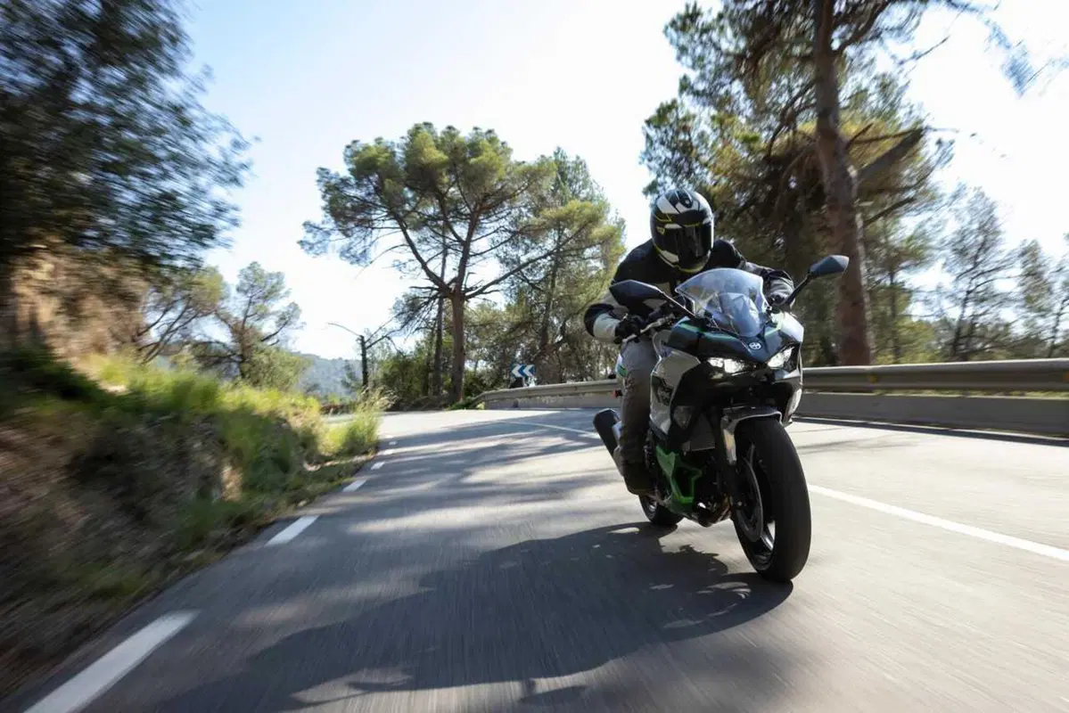 Kawasaki Ninja 7 Hybrid: il TEST della prima moto ibrida al mondo! (142)