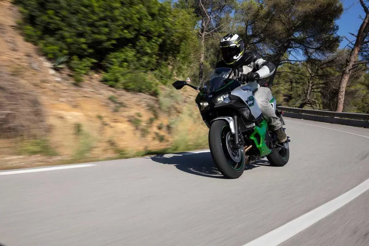 Kawasaki Ninja 7 Hybrid: il TEST della prima moto ibrida al mondo! (143)