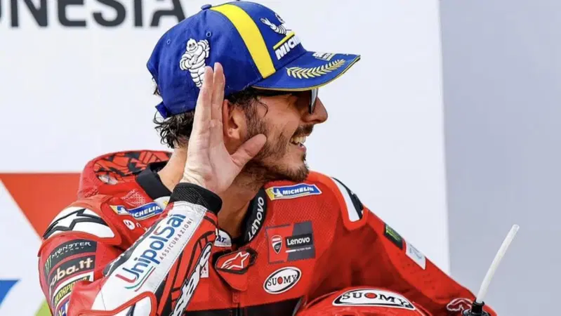 MotoGP 2023. GP dell'Indonesia. Jorge Martin domina, ma cade. Torna a vincere Pecco Bagnaia: bravissimo