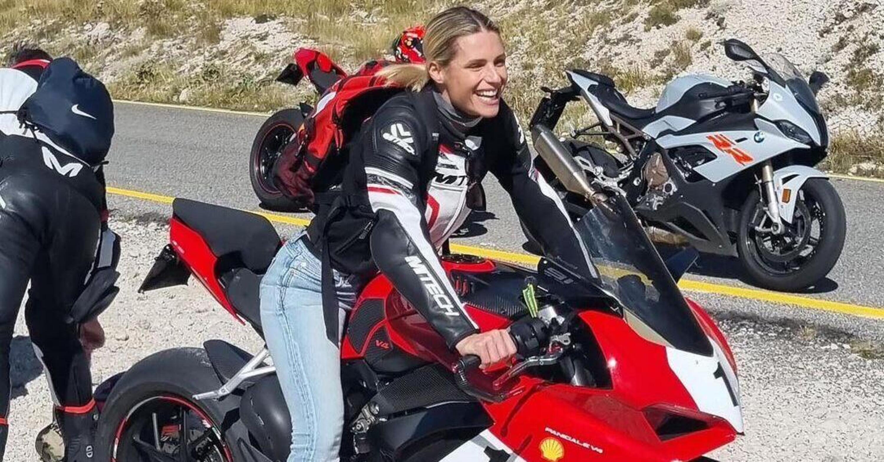 Michelle Hunziker &egrave; una di noi: sul Terminillo con la Ducati Panigale V4. Instagram impazzisce