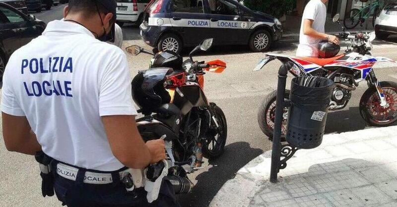 Rivoli, impennate davanti a scuola. Raffica di multe della polizia locale