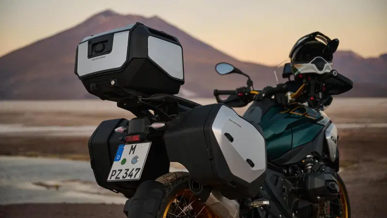 BMW R1300GS: tutte le novit&agrave; del sistema di valigie Vario. Ecco cosa cambia