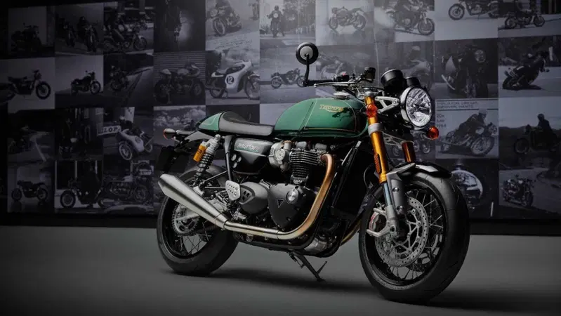 La Thruxton si prepara all'uscita di scena. Ecco la Final Edition [VIDEO E GALLERY]