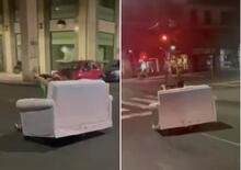 Catania, monta il divano sul monopattino e se ne va in giro per la città. Arriva la multa [VIDEO]