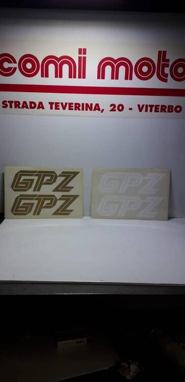 Coppia adesivi Kawasaki GPZ 500 oro e bianchi 0000 art (3)