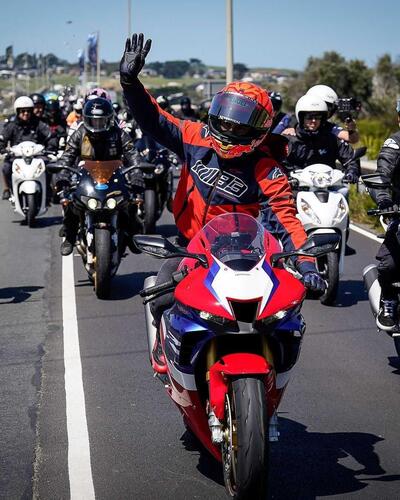 MotoGP 2023, GP d'Australia. Marc Marquez guida il convoglio di 400 motociclisti a Phillip Island [VIDEO e GALLERY] (4)