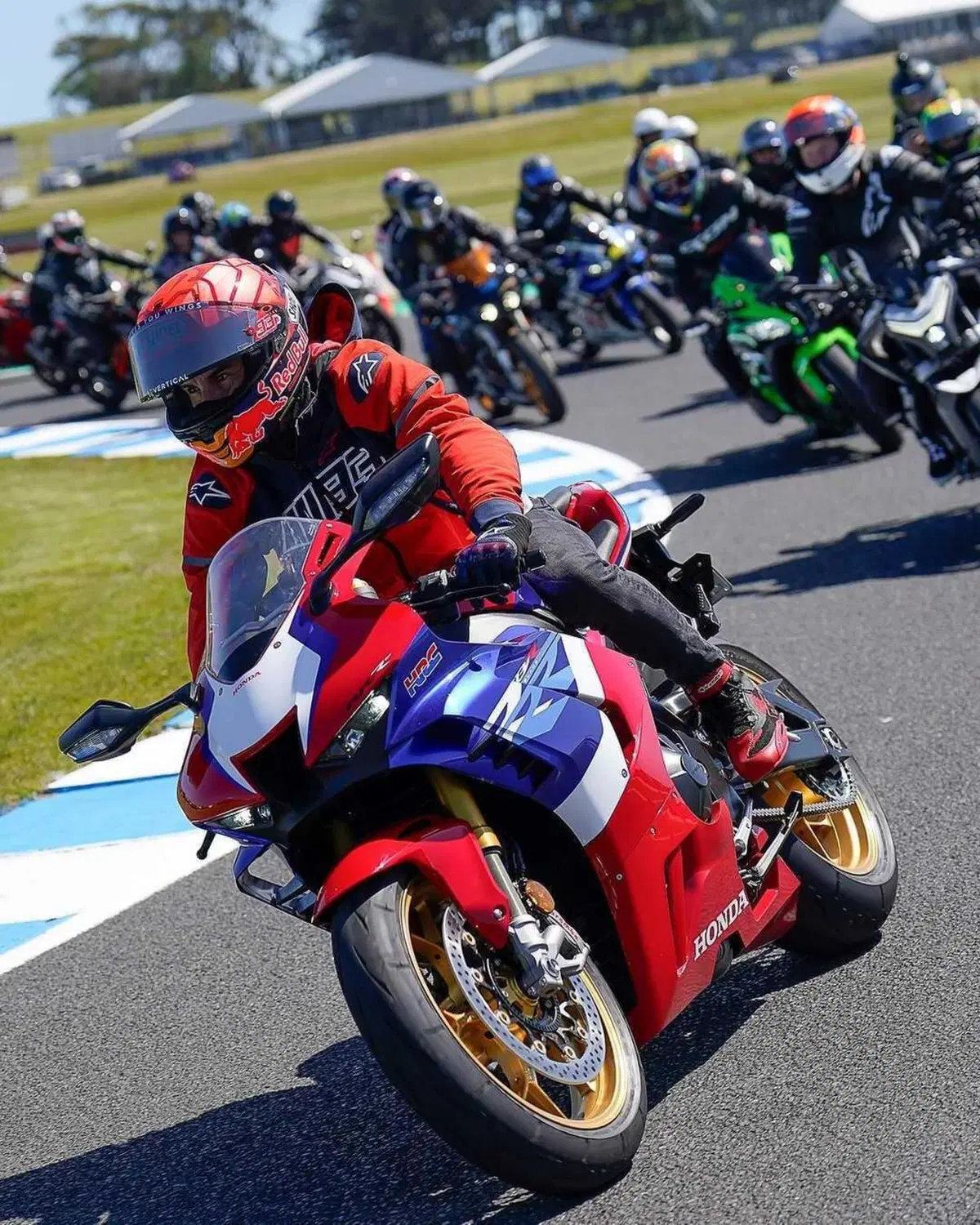 MotoGP 2023, GP d'Australia. Marc Marquez guida il convoglio di 400 motociclisti a Phillip Island [VIDEO e GALLERY] (3)