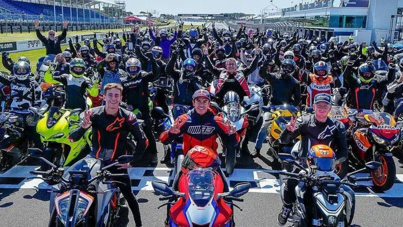 MotoGP 2023, GP d'Australia. Marc Marquez guida il convoglio di 400 motociclisti a Phillip Island [VIDEO e GALLERY]