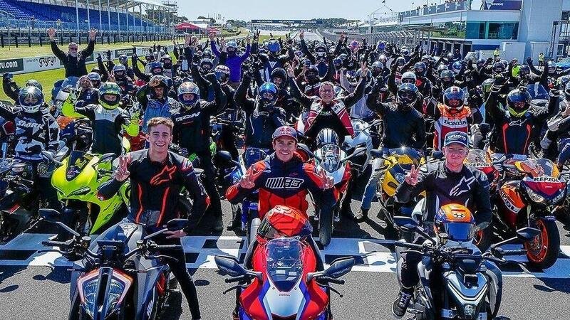 MotoGP 2023, GP d&#039;Australia. Marc Marquez guida il convoglio di 400 motociclisti a Phillip Island [VIDEO e GALLERY]