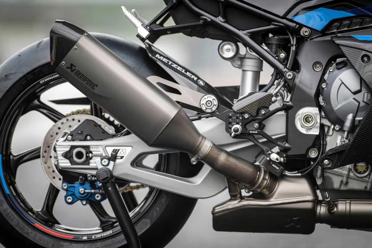 BMW M1000R vs Ducati Streetfighter V4 SP2 (2)