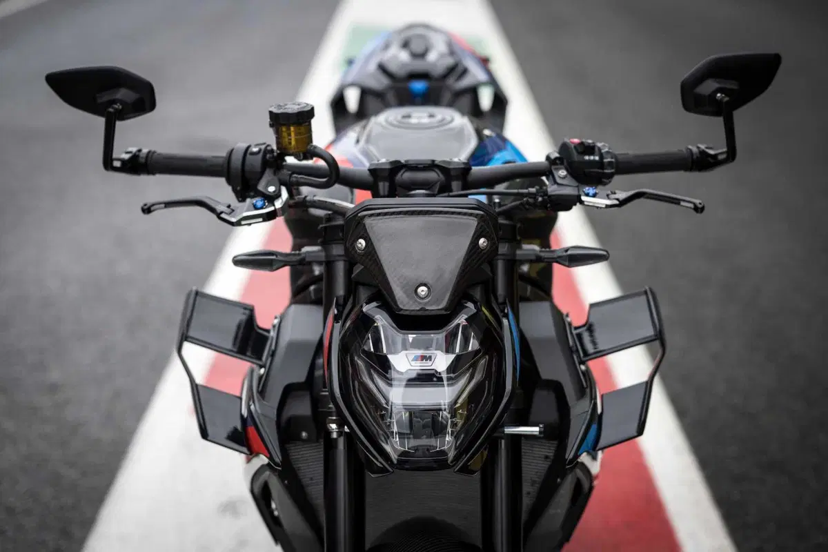 BMW M1000R vs Ducati Streetfighter V4 SP2 (4)