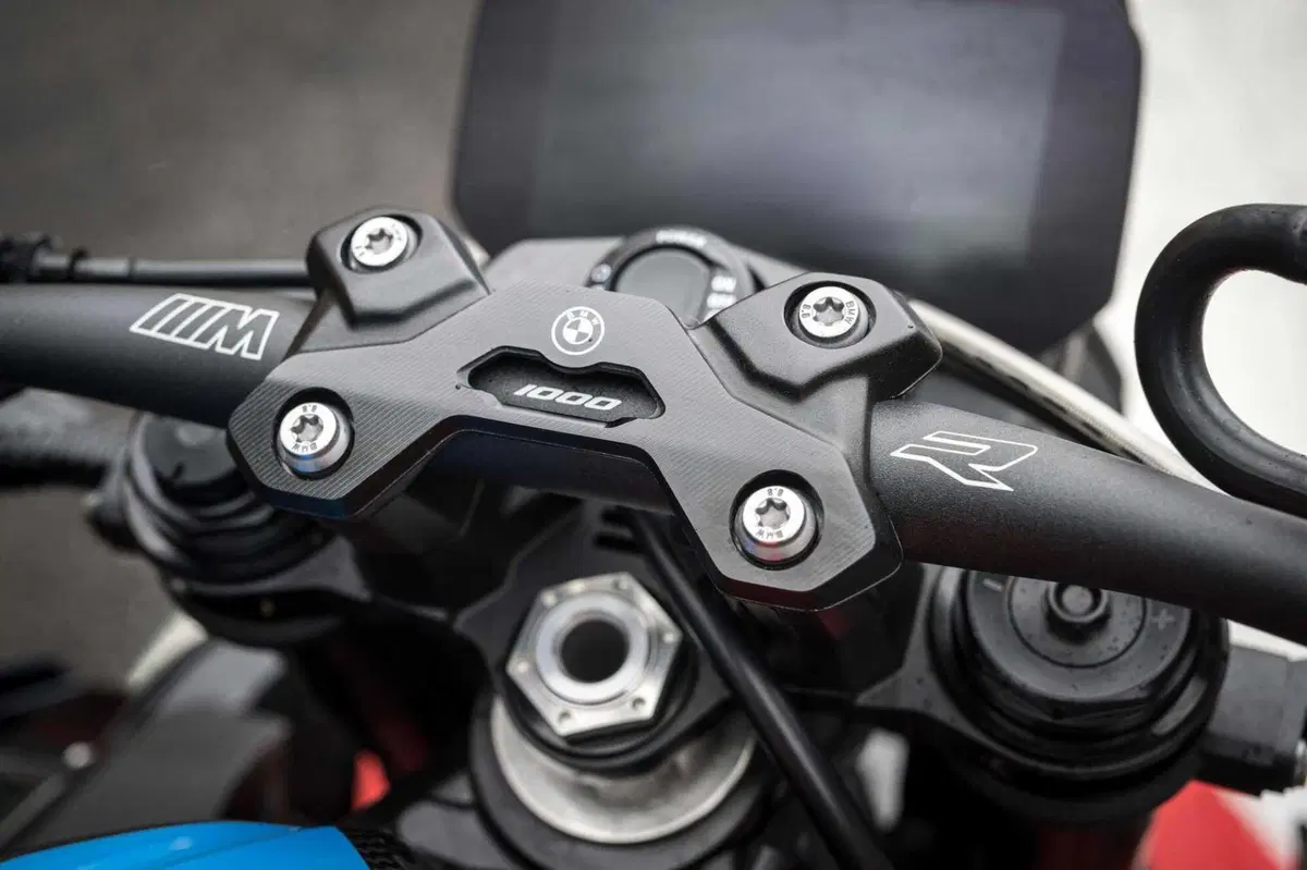 BMW M1000R vs Ducati Streetfighter V4 SP2 (8)