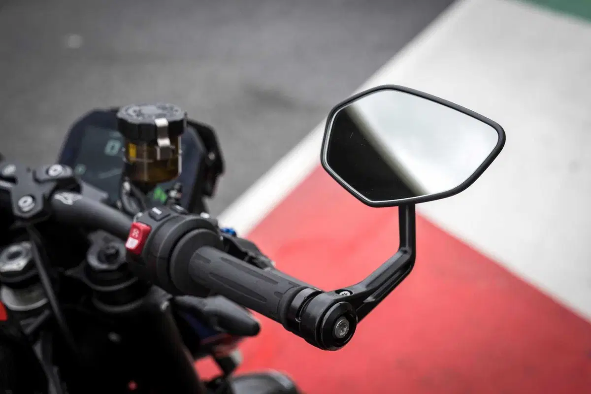 BMW M1000R vs Ducati Streetfighter V4 SP2 (10)