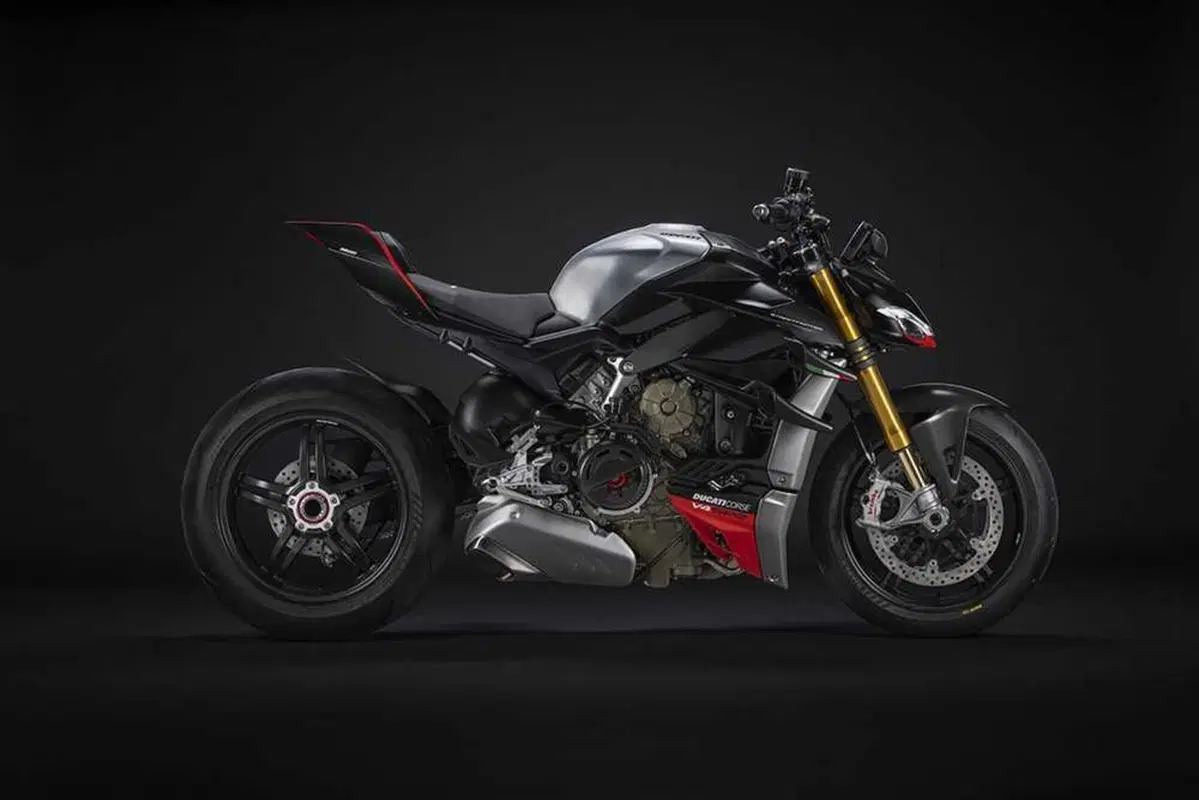 BMW M1000R vs Ducati Streetfighter V4 SP2 (9)