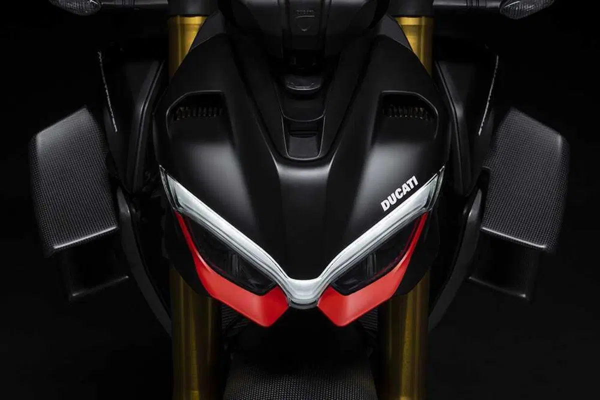 BMW M1000R vs Ducati Streetfighter V4 SP2 (11)