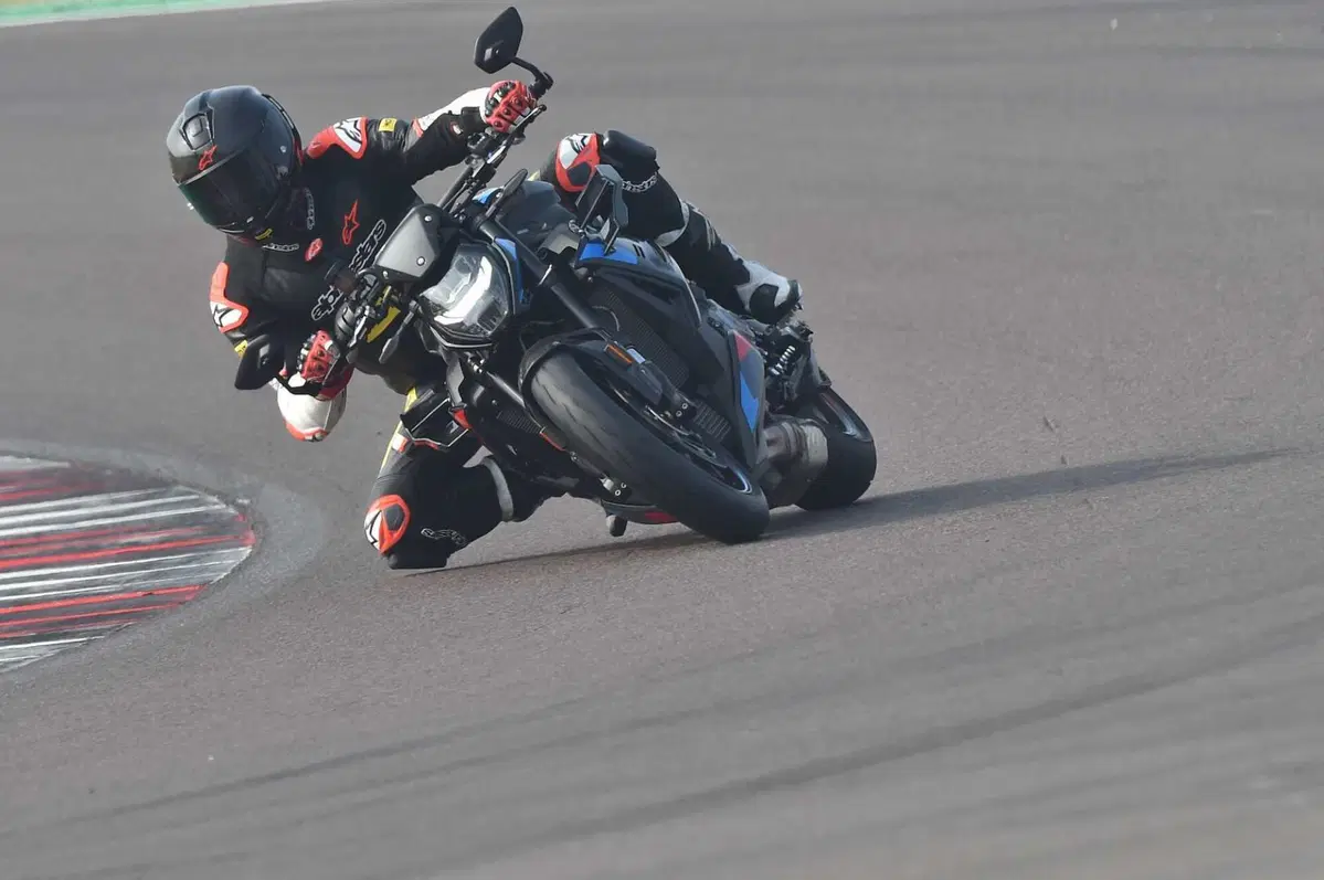 BMW M1000R vs Ducati Streetfighter V4 SP2 (13)