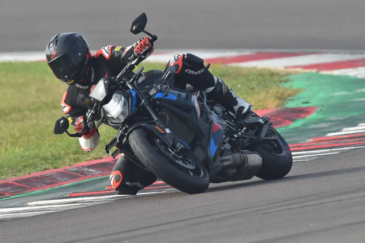 BMW M1000R vs Ducati Streetfighter V4 SP2 (15)