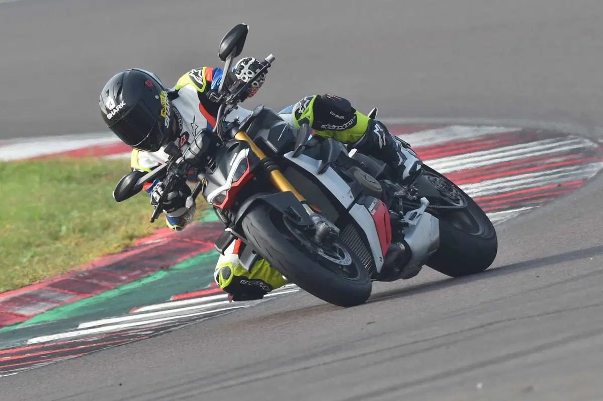 BMW M1000R vs Ducati Streetfighter V4 SP2 (16)