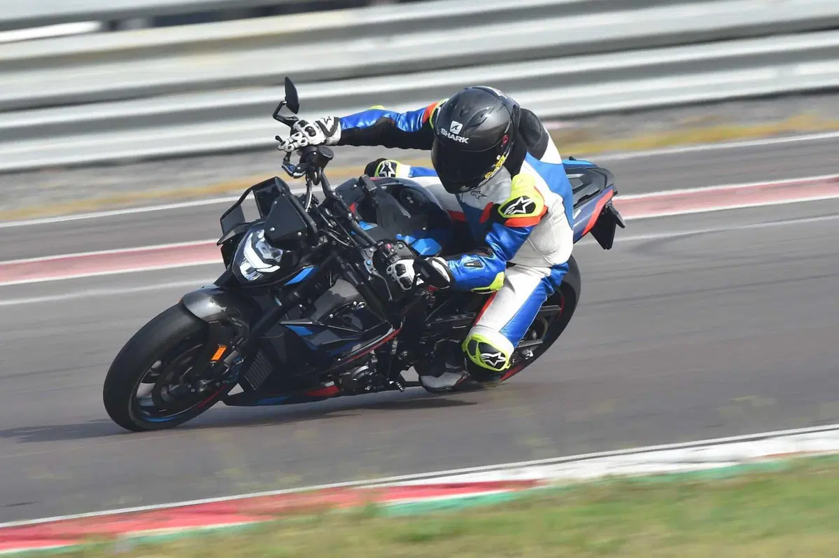 BMW M1000R vs Ducati Streetfighter V4 SP2 (17)