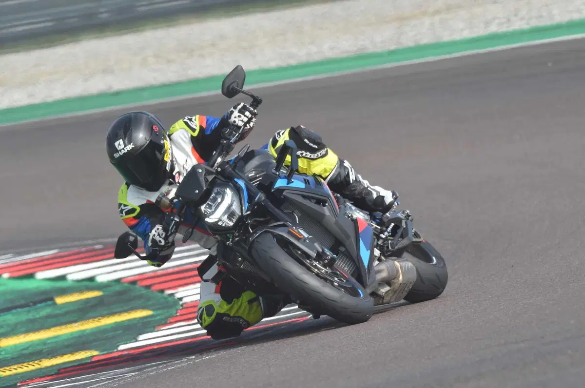 BMW M1000R vs Ducati Streetfighter V4 SP2 (18)