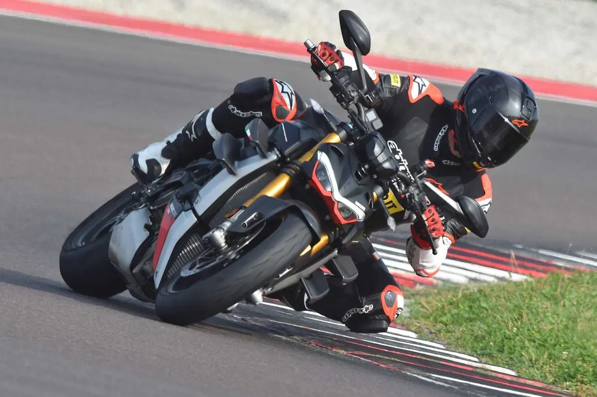 BMW M1000R vs Ducati Streetfighter V4 SP2 (20)