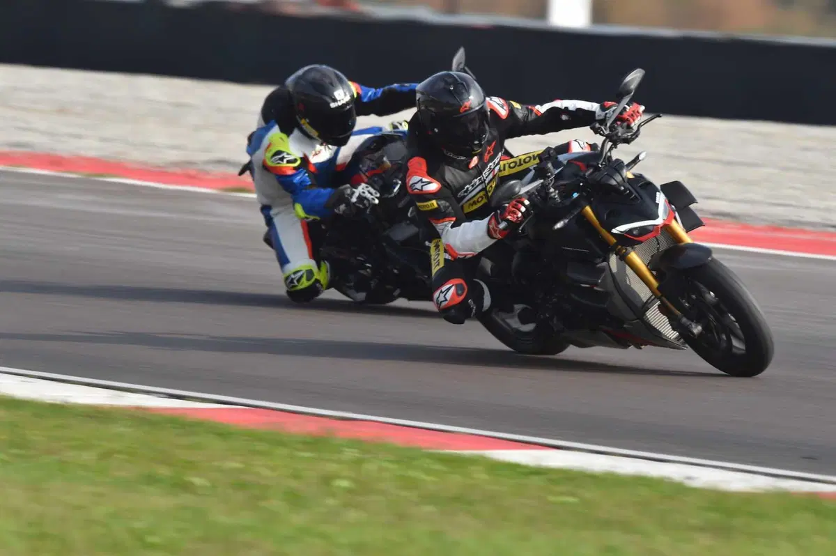 BMW M1000R vs Ducati Streetfighter V4 SP2 (21)