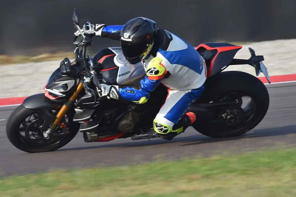 BMW M1000R vs Ducati Streetfighter V4 SP2 (22)